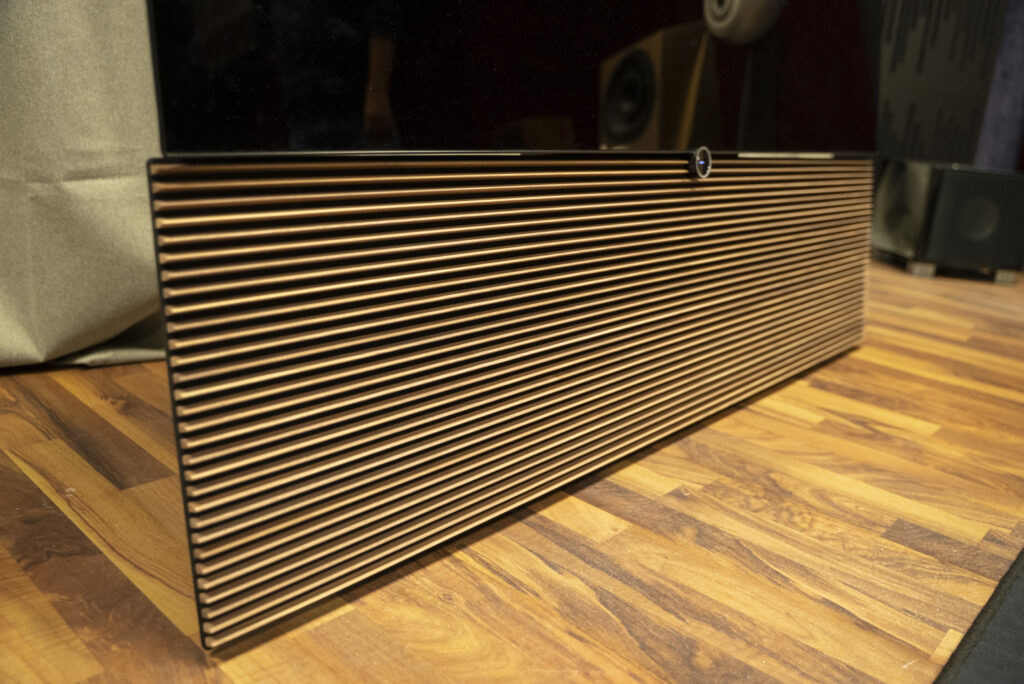 CANVAS SOLO a jeho predná mriežka tu v drevenom vyhotovení