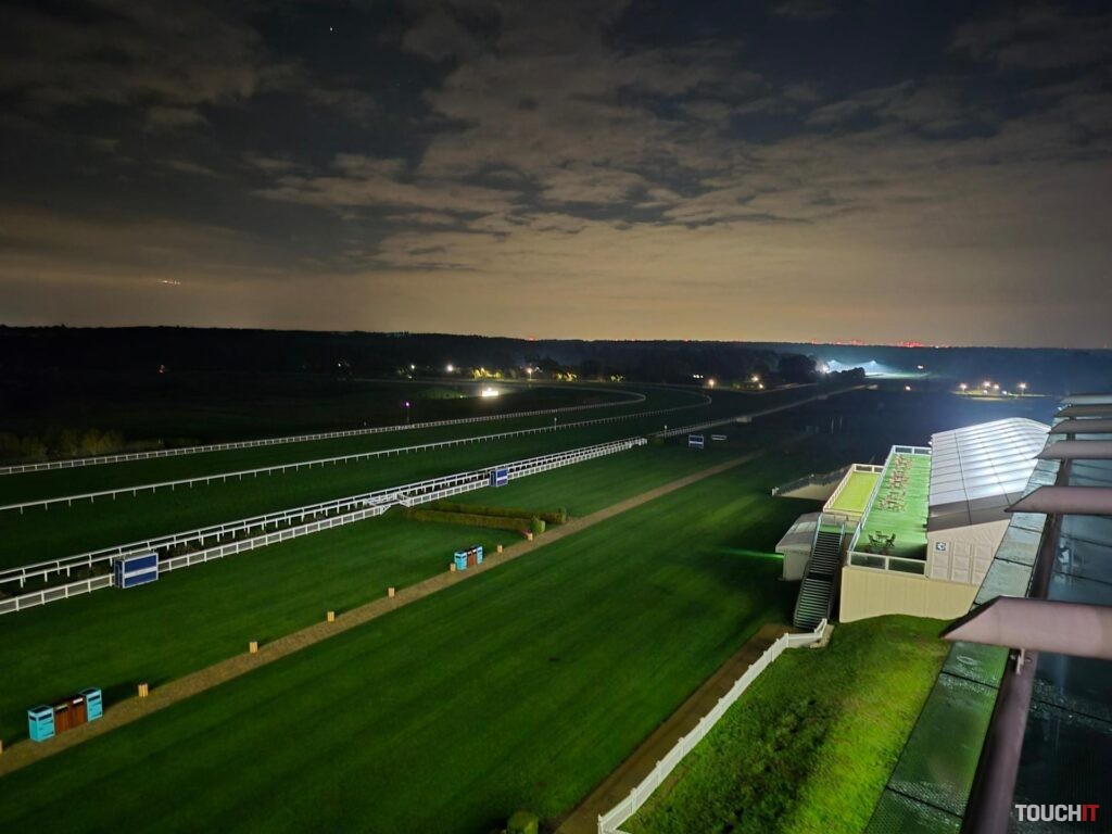 Fotka prakticky úplne v noci hlavným fotoaparátom Galaxy S25 FE