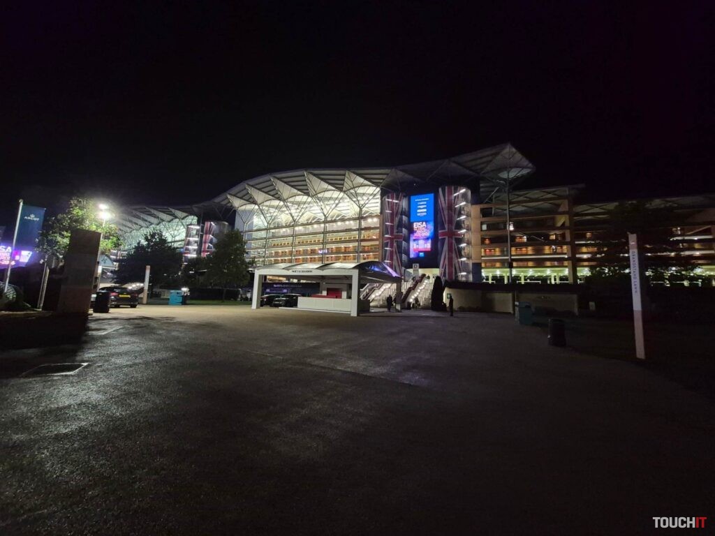 Fotka v noci ultraširokouhlým fotoaparátom Galaxy S25 FE