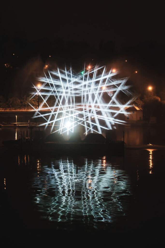 Projekcia na vodnej stene