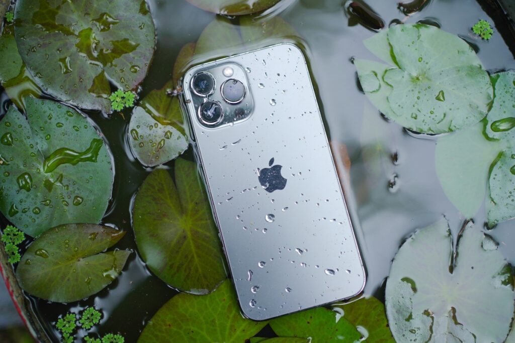 Telefón s IP67 certifikáciou odolný voči dažďu a vlhkosti.