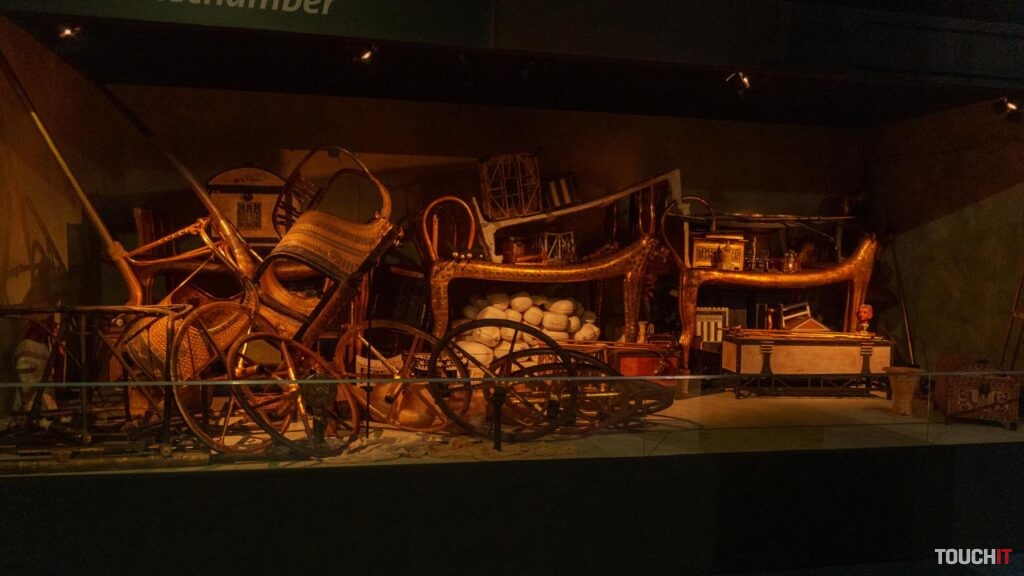 Úvodná miestnosť výstavy s egypstkým nábytkom