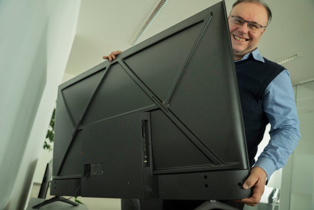 Zadná časť televízora Xiaomi TV A Pro 65