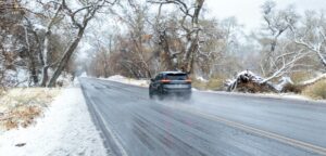 Viaceré lacné modely zlyhali na mokrej ceste a predĺžili brzdnú dráhu až o 10 metrov