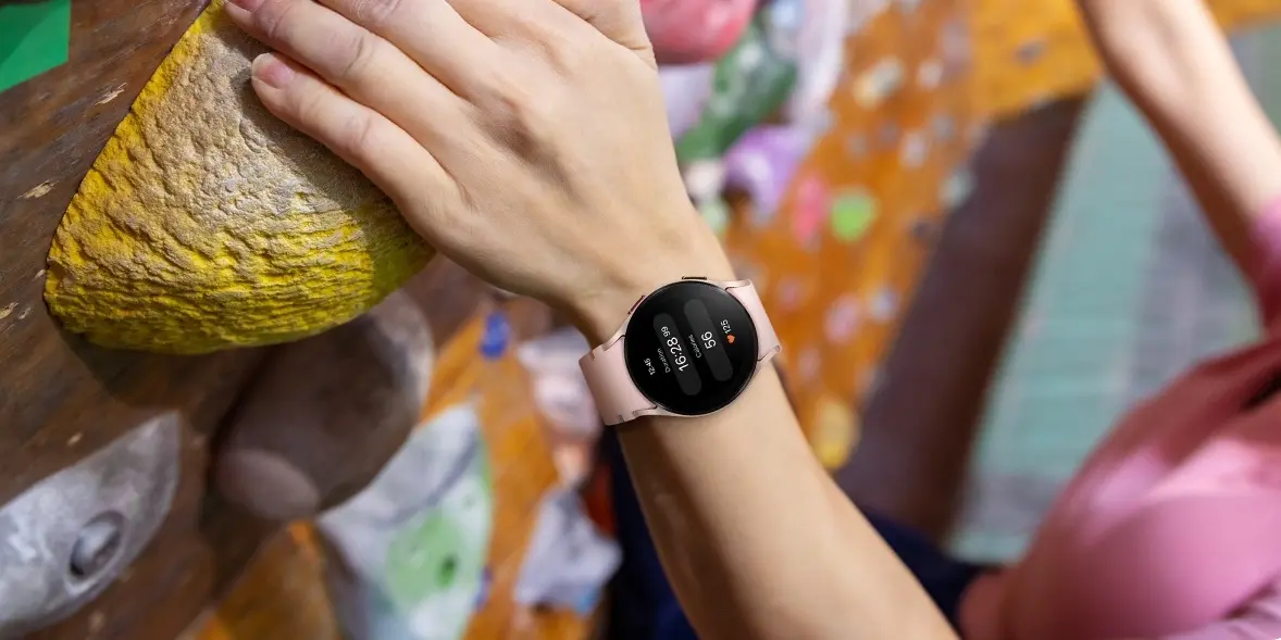 Samsung Galaxy Watch FE dostávajú One UI 8 Watch s Wear OS 6
