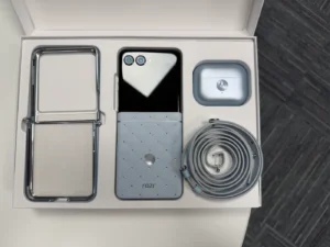 Motorola Razr 60 8GB/256GB + Moto Buds Loop Pantone ICE Melt Crystal by Swarovski