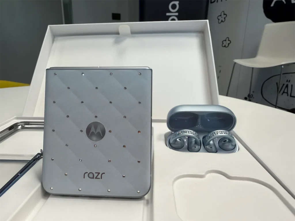 Motorola Razr 60 8GB/256GB + Moto Buds Loop Pantone ICE Melt Crystal by Swarovski