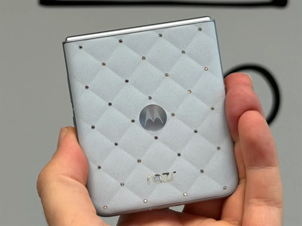 Motorola Razr 60 8GB/256GB + Moto Buds Loop Pantone ICE Melt Crystal by Swarovski