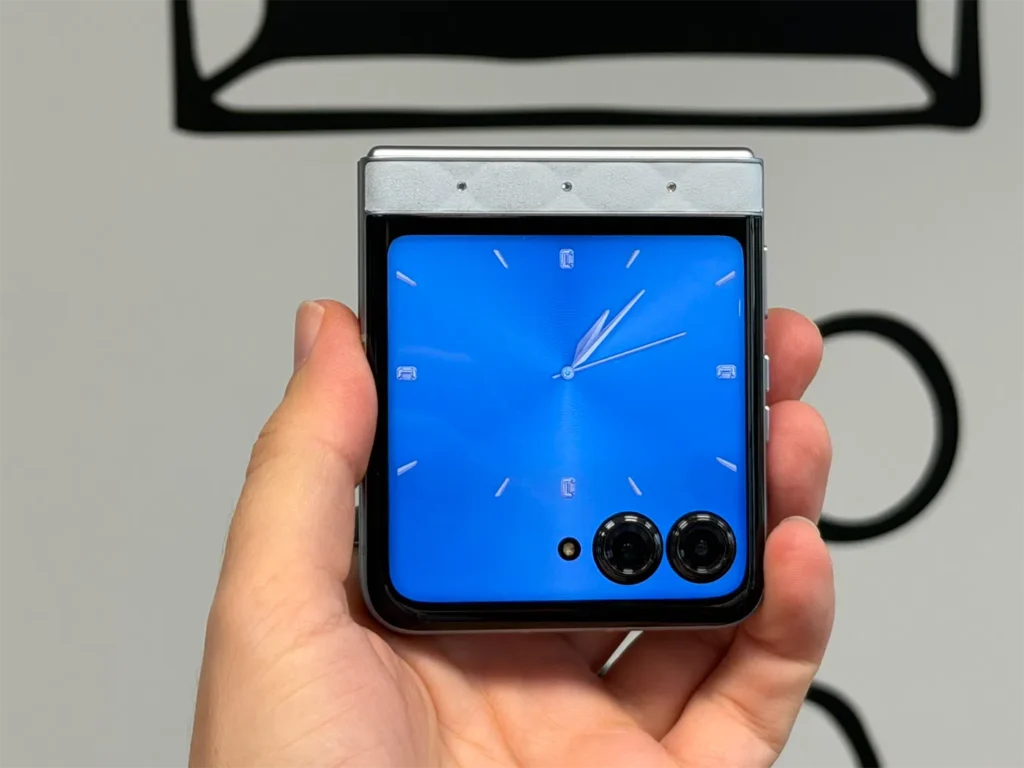 Motorola Razr 60 8GB/256GB + Moto Buds Loop Pantone ICE Melt Crystal by Swarovski