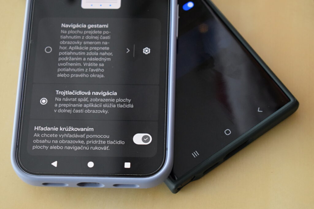 Navigačné tlačidlá v Pixel 10 Pro XL a Galaxy S23 Ultra