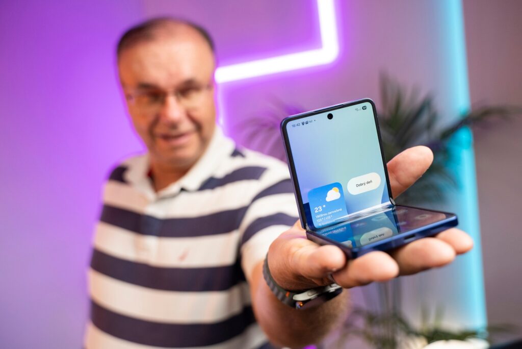 Galaxy Z Flip 7 v pozícii zloženia do tvaru písmena L.