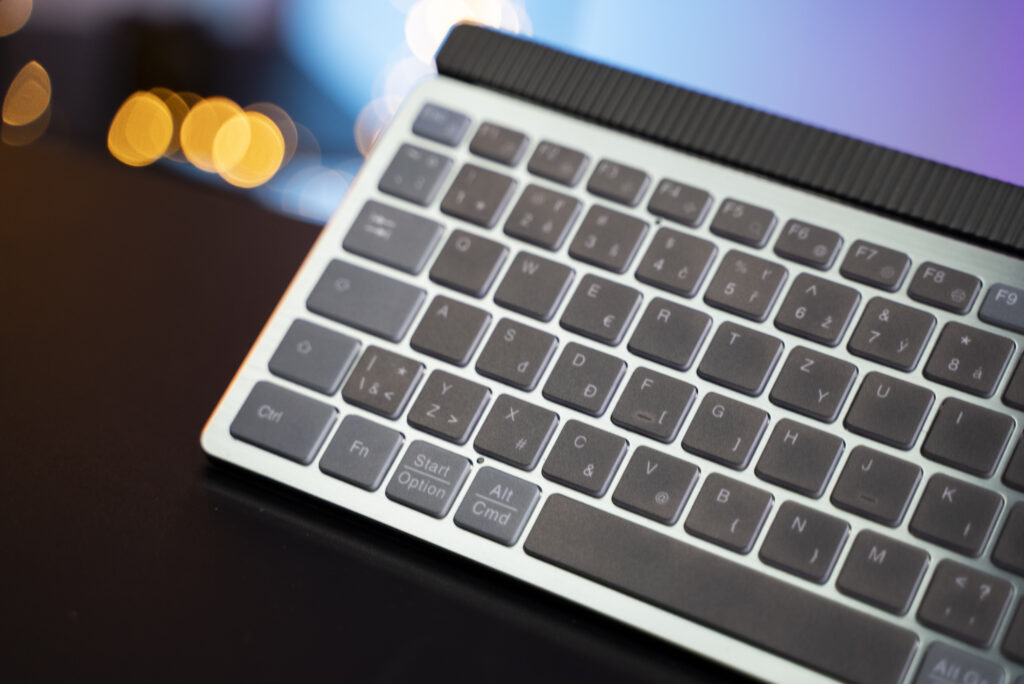 Hama WK-750: Štýlová bezdrôtová klávesnica pre tri zariadenia