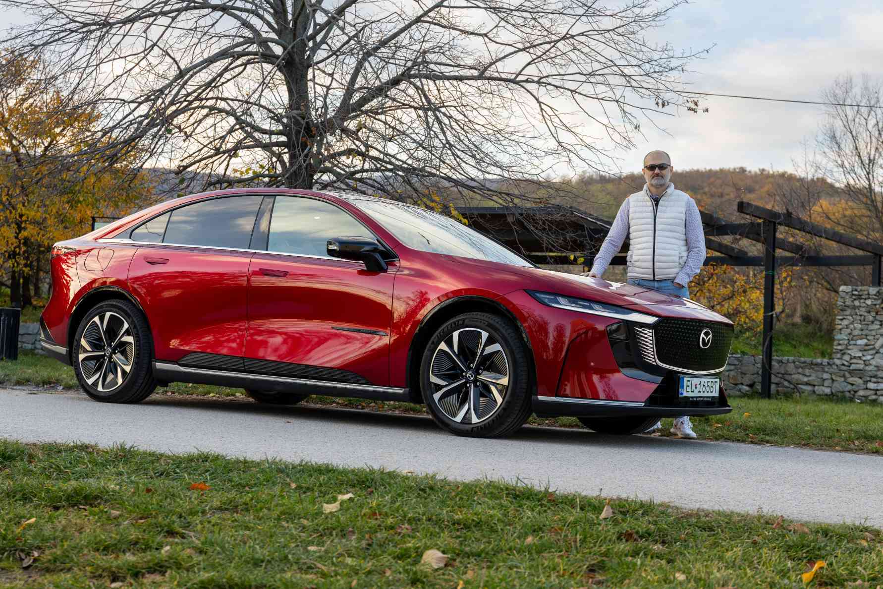 Karmínová elektrická bohyňa Mazda 6e