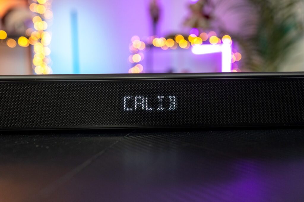 O prebiehajúcej kalibrácii informuje aj tajný displej na soundbare