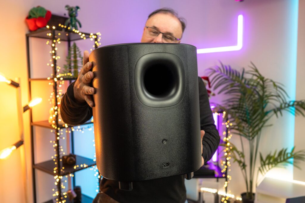 10-palcový subwoofer je základom pre mohutné basy