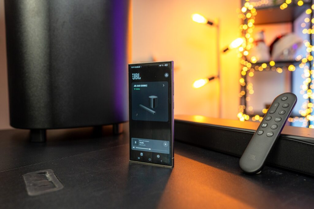 Mobilná aplikácia JBL One umožňuje aktualizáciu ako aj detailné nastavenie ekvalizéra