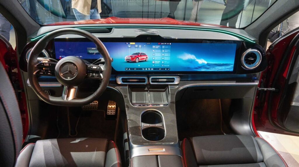 Hyperscreen v Mercedes GLC