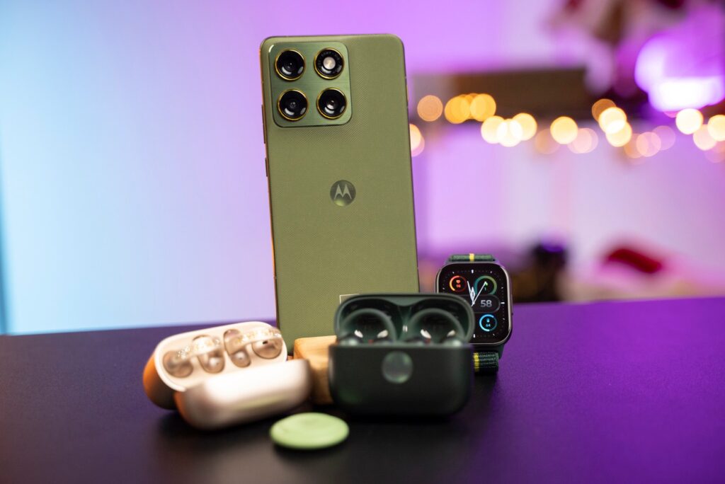 V darčekovom balení dostanete telefón Edge 70, dvojicu slúchadiel, športové hodinky a Moto Tag