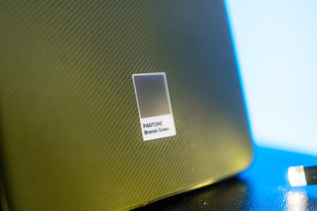 Odolné vyhotovenie zadnej časti a PANTONE farba