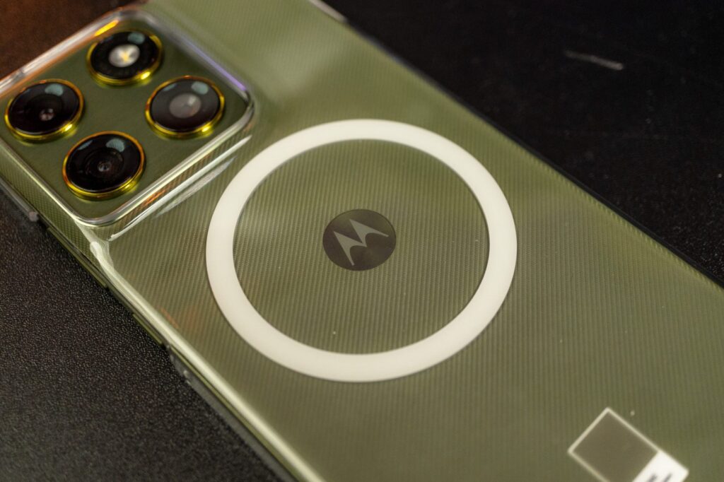 Motorola Edge 70 s ochranným krytom aj s podporou MagSafe