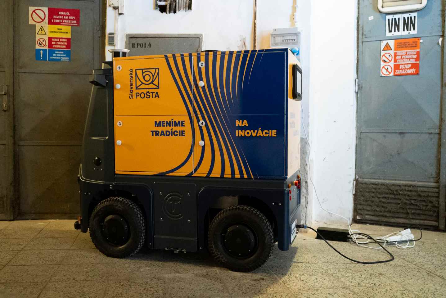 Slovenská pošta testuje autonómne doručovanie. V Bratislave jazdí robot mAIka