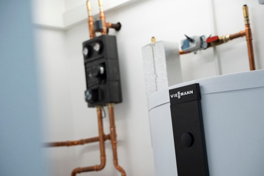 Vpravo 500 litrový zásobník na teplú úžitkovú vodu