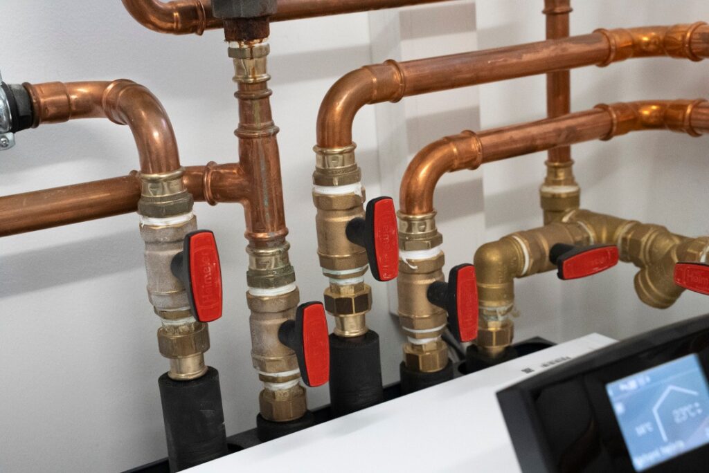 Elegantná inštalácia celého systému s medenými rúrkami a ventilmi s dlhou životnosťou