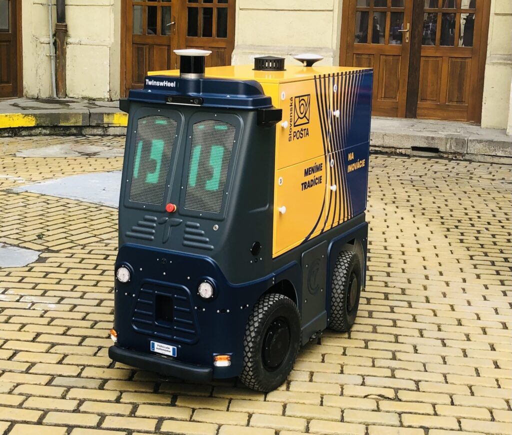 Poštový robot mAlka na hlavnej Pošte