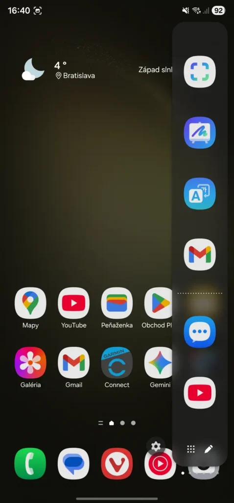 Samsung One UI s bočnými panelmi