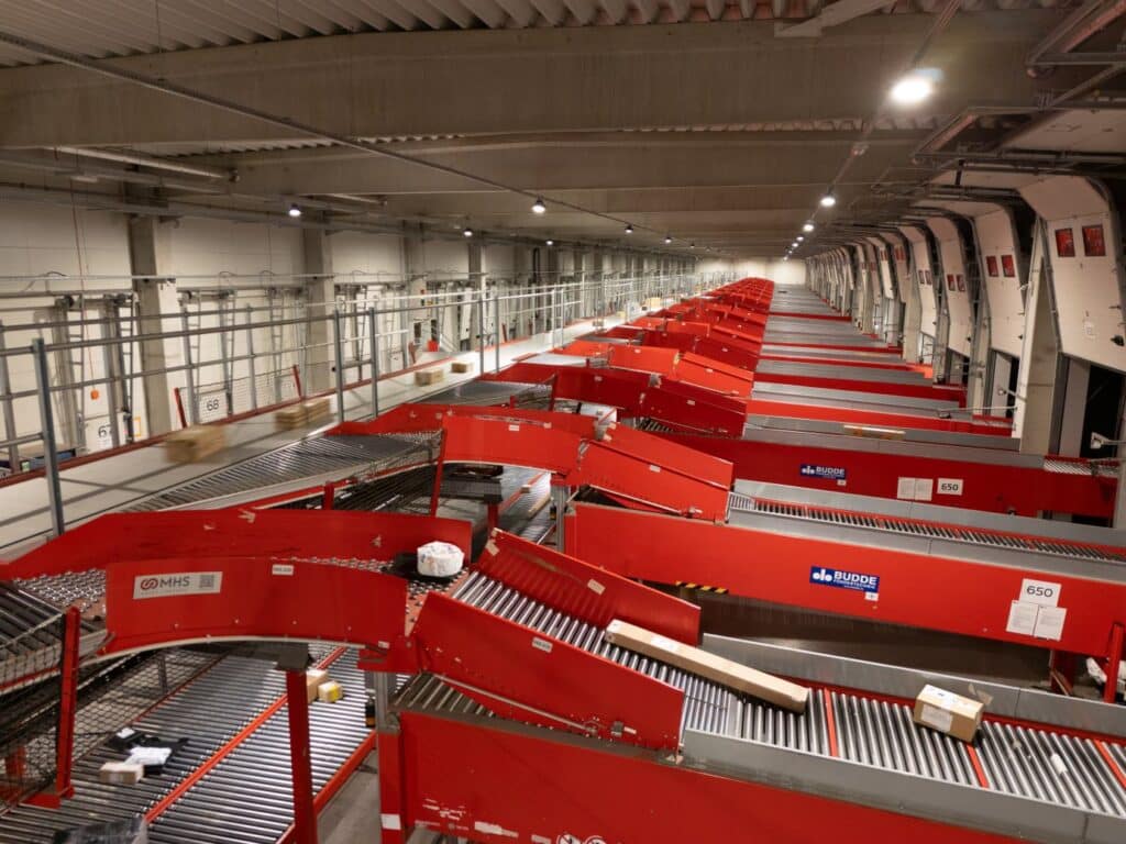 Roztriedené zásielky smerujú do dodávok na finálne doručenie