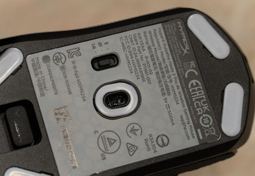 Prepínač voľby pripojenia v spodnej časti myši