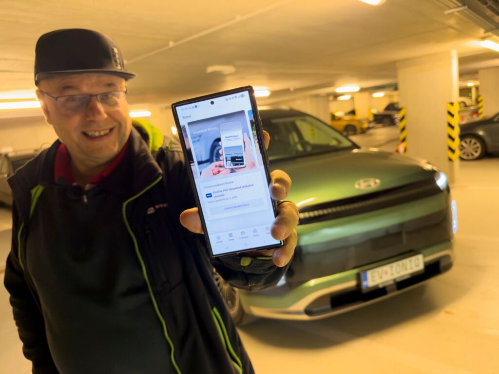 Nastavenie digitálnych služieb robte s naštartovaným autom na mieste s prístupom na internet a so zaradeným stupňom P