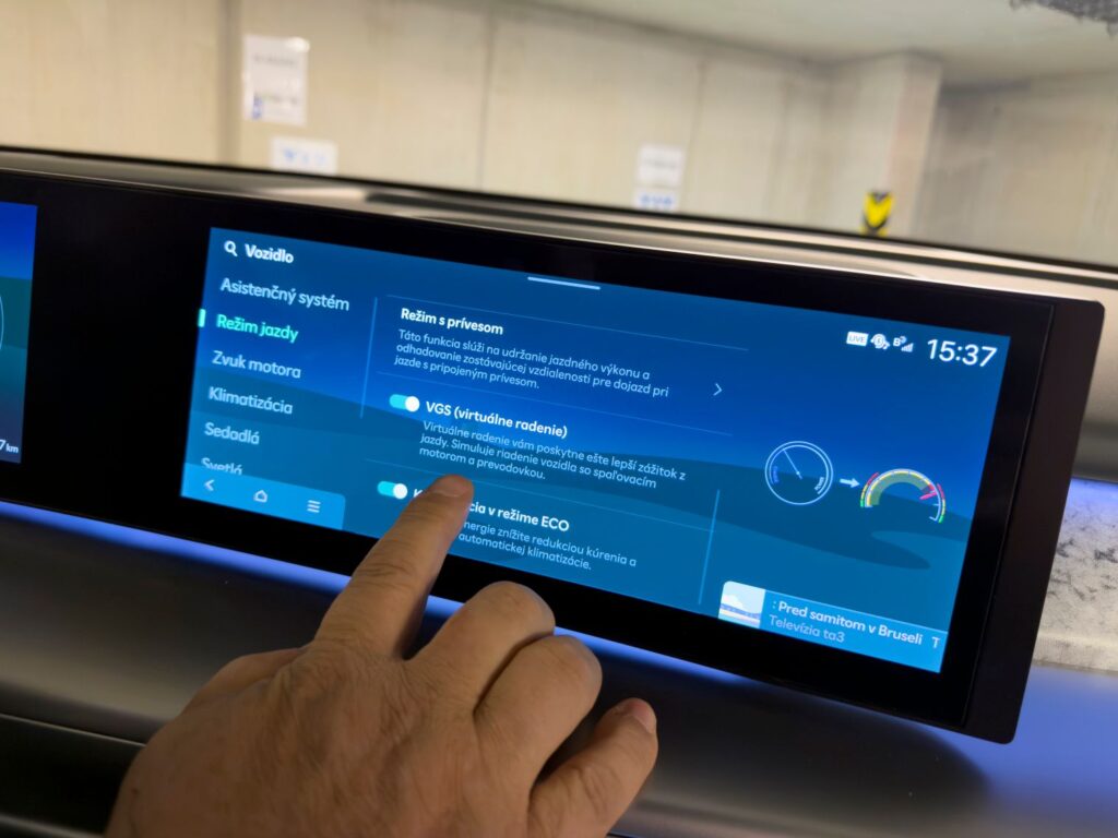 Po nainštalovaní VGS máte pri výbere režimu jazdy aktívnu možnosť simulácie manuálnej prevodovky a jazdy so spaľovacím motorom