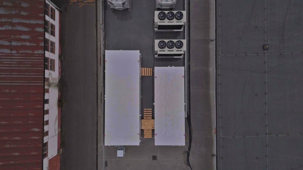 Umiestnenie dvoch kontajnerov so superpočítačom a chladiace systémy na pracovisku SAV