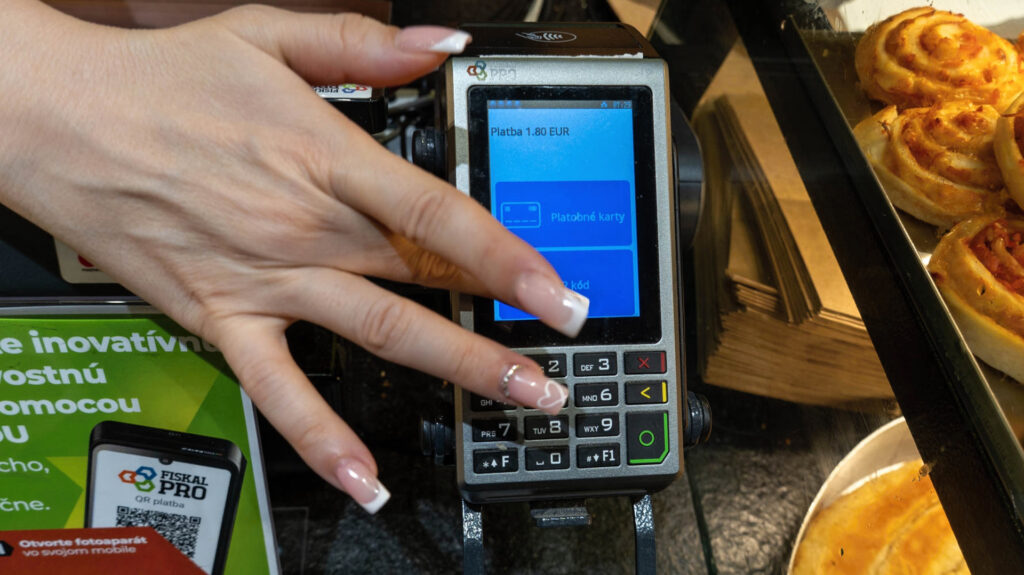 Na termináli si vyberiete platbu cez QR kód