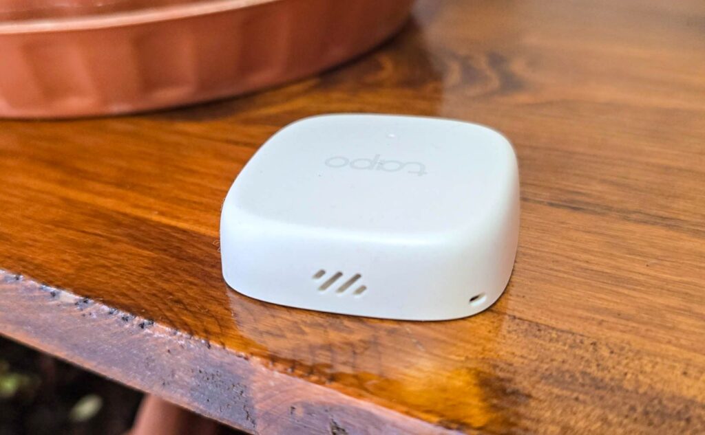 Tapo T310 s otvormi na prenikanie vonkajšieho prostredia k snímaču