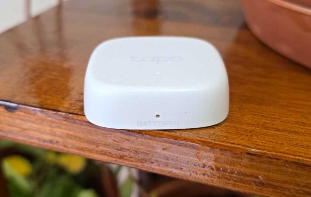 Tapo T310 a možnosť jeho otvorenia na výmenu batérie