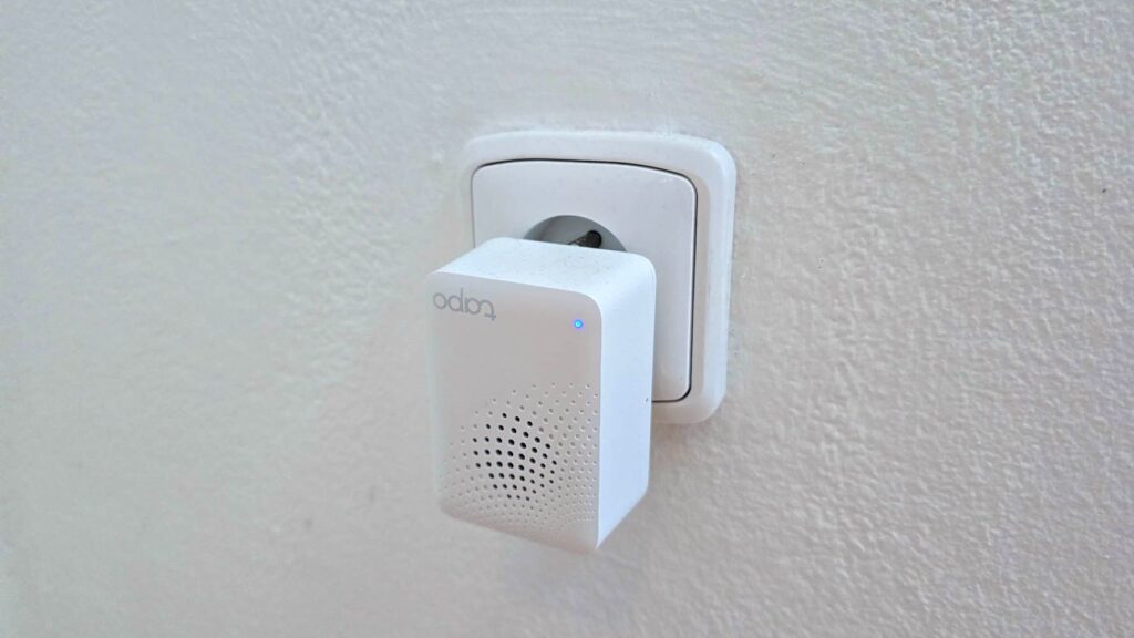 Centrálny hub Tapo H100 pripojený do elektrickej zásuvky