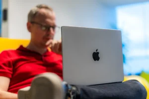 Muž používa MacBook