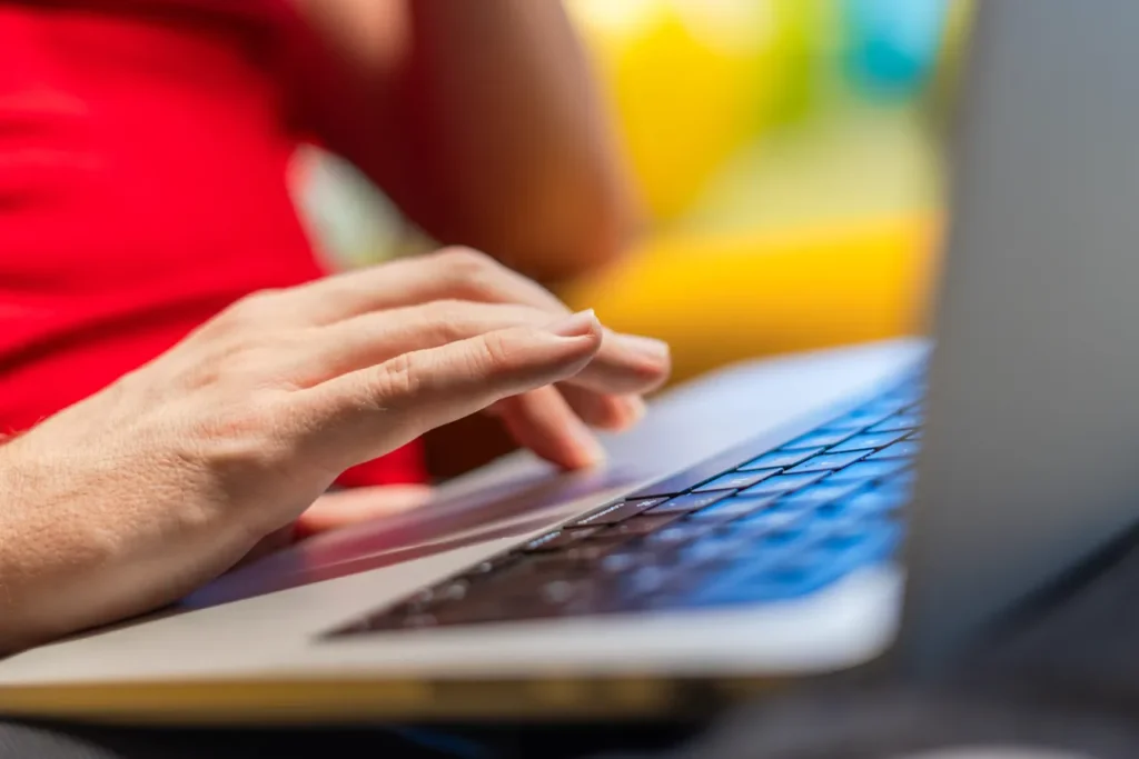 Muž používa touchpad