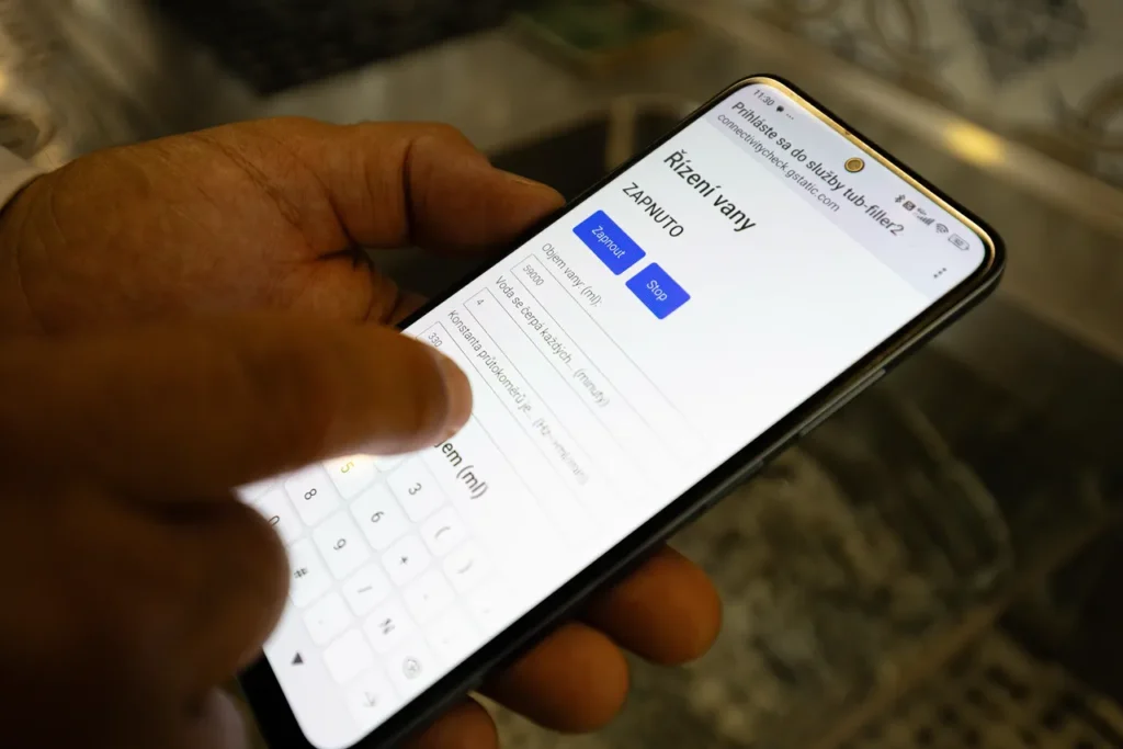 Smart vaňa využíva elektroniku a prepojenie s mobilnou aplikáciou, vďaka čomu si sama riadi napúšťanie, vypúšťanie, teplotu aj prietok vody