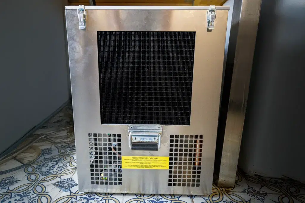 Konštrukčné úpravy chladiča znížili tepelné straty a zvýšili efektivitu. Úspora elektriny dosahuje až 39 %