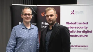 Lukáš Karlík, obchodný riaditeľ pre korporátny predaj zo spoločnosti Slovanet (vpravo)