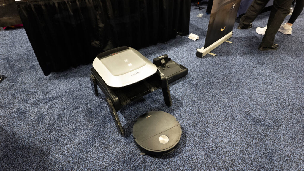 Dokovacia stanica na prenos robotického vysávača medzi poschodiami