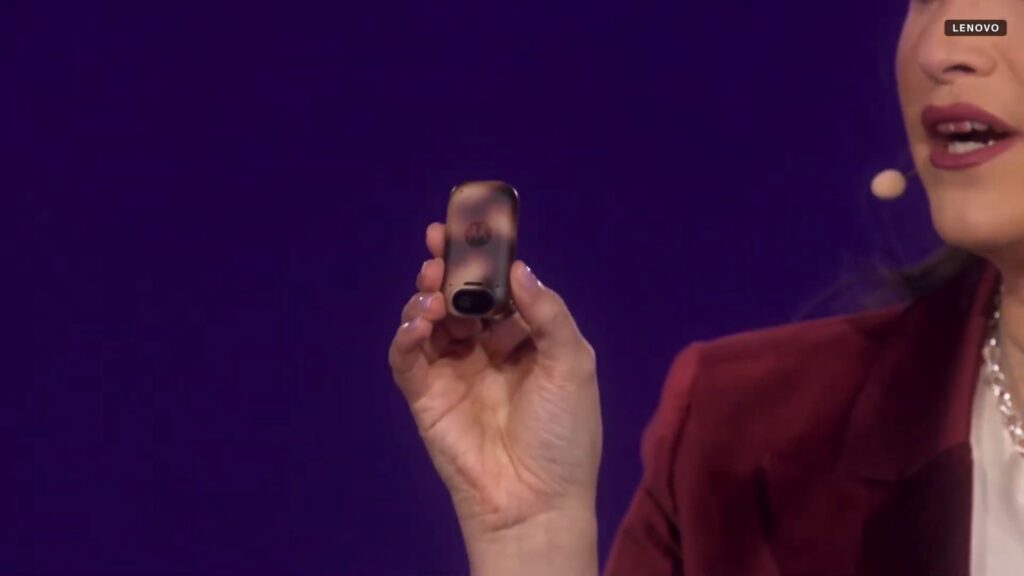 Nový nositeľný prívesok od Motorola je vybavený asistentom Qira