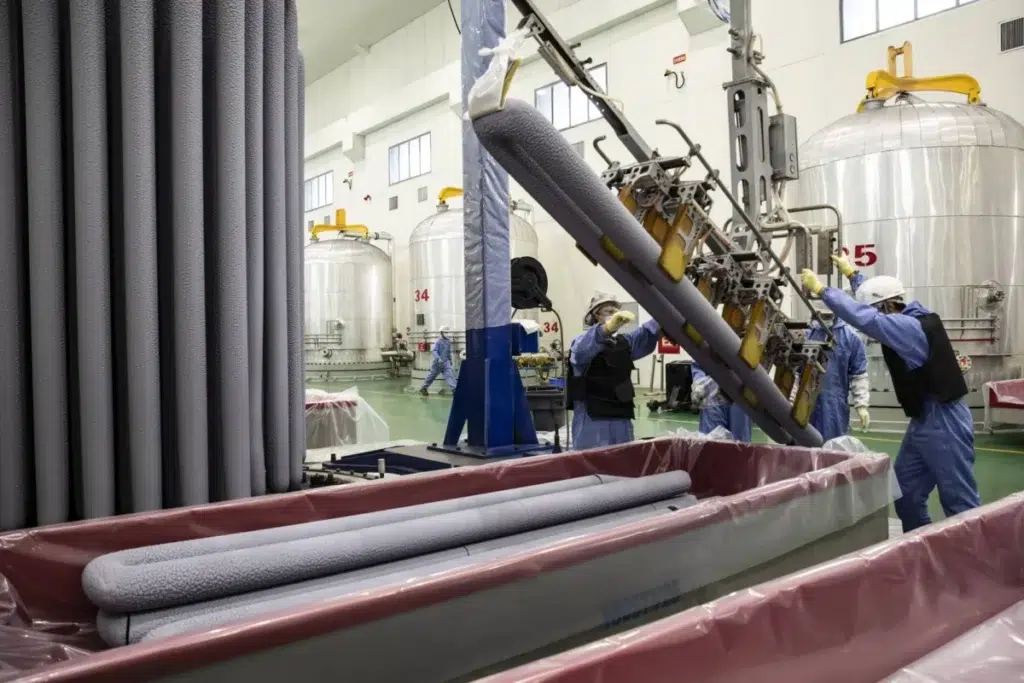 – Výroba ultračistého polykremíka v Siemens reaktoroch (valce v pozadí), ktorý sa vo formou depozície pary usadzuje na tyčiach, z ktorých sa naláme a používa na tavenie