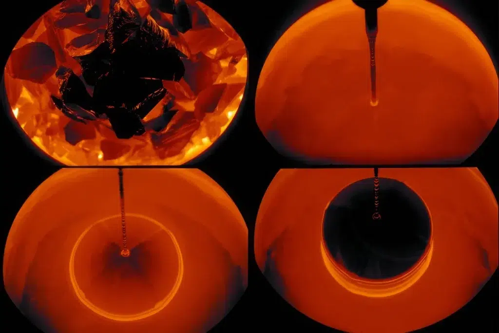 Pohľad na vysokoteplotné pestovanie ingotu vo vnútri pulleru