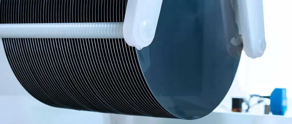 Ingot narezaný na jednotlivé wafery o hrúbke necelý milimeter