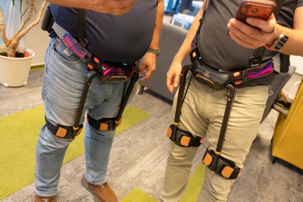 Exoskelet VIGX π Plus nasadený na dvojici testujúcich redaktorov