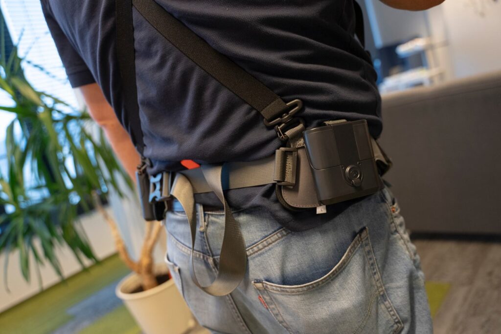 Batérie umiestnené na páse zariadenia